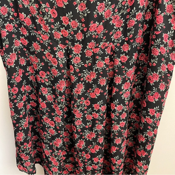 Torrid Red Black Rose floral tank. - Picture 3 of 9